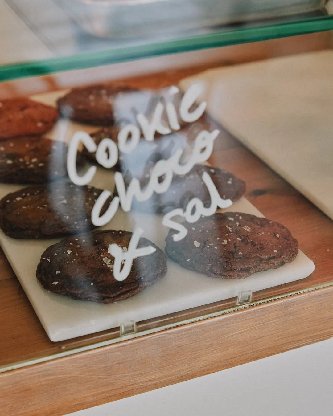 Galetes de xocolata a la vitrina, amb el rètol «Cookie choco & sal»