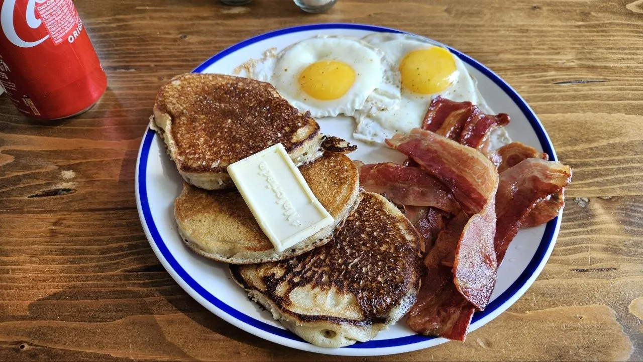 Tortites amb mantega, dos ous ferrats i bacon cruixent