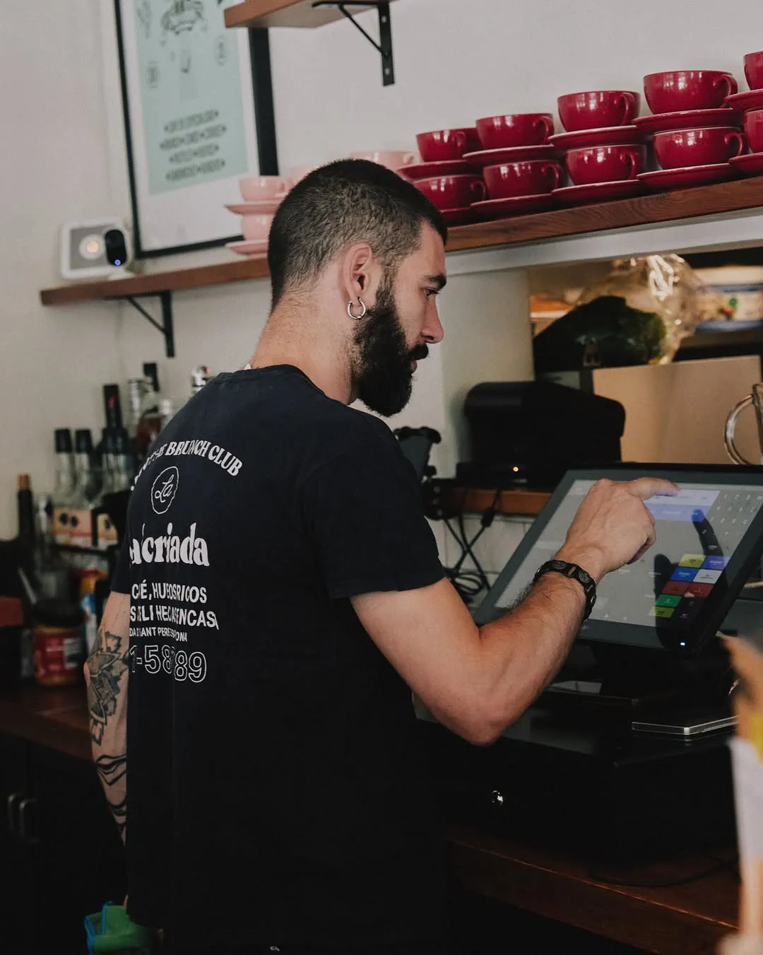 Un cambrer amb la samarreta de La Malcriada a la barra