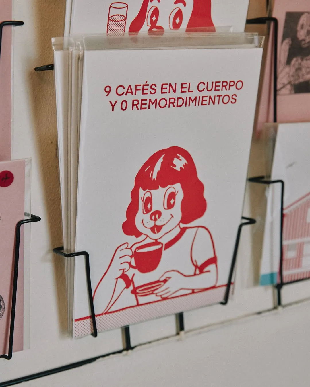 Postal a la paret: «9 cafés en el cuerpo y 0 remordimientos»