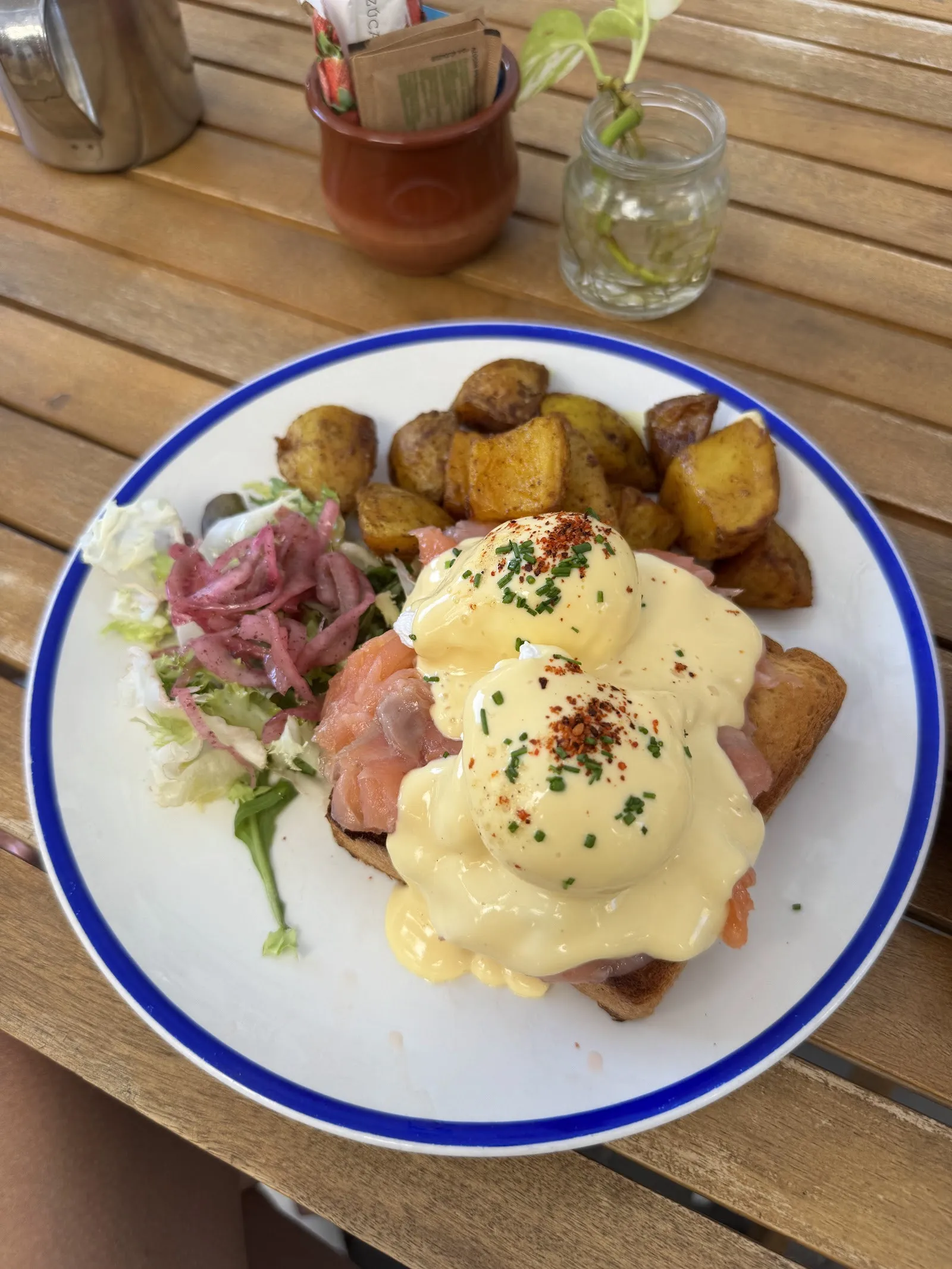 Ous benedict amb salmó i salsa holandesa, amb patates i amanida