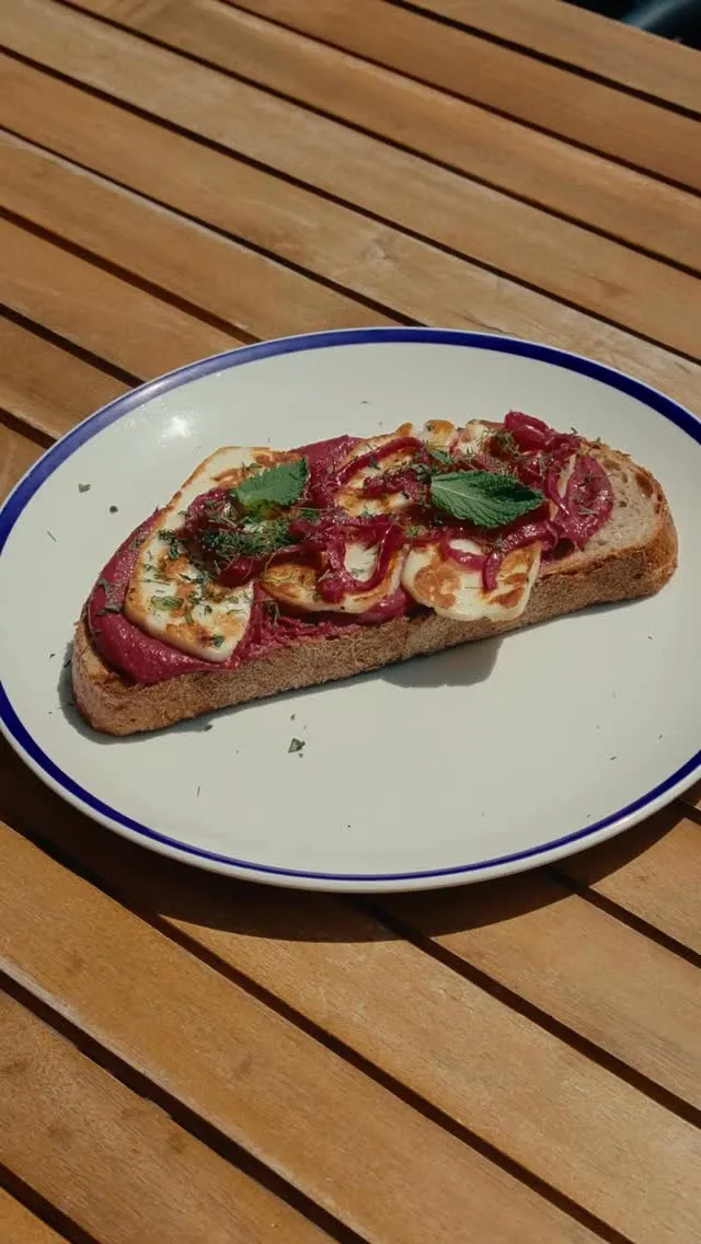 La torrada del mes de juny: hummus de remolatxa, halloumi torrat i ceba encurtida